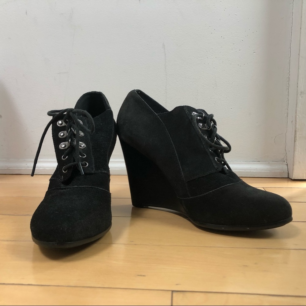 Very Volatile black wedges